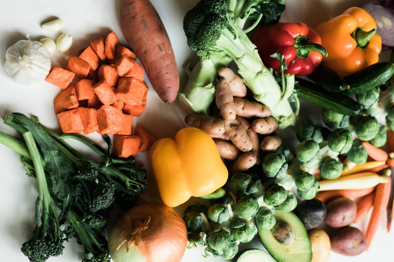 Frivillige pakker mad til familier