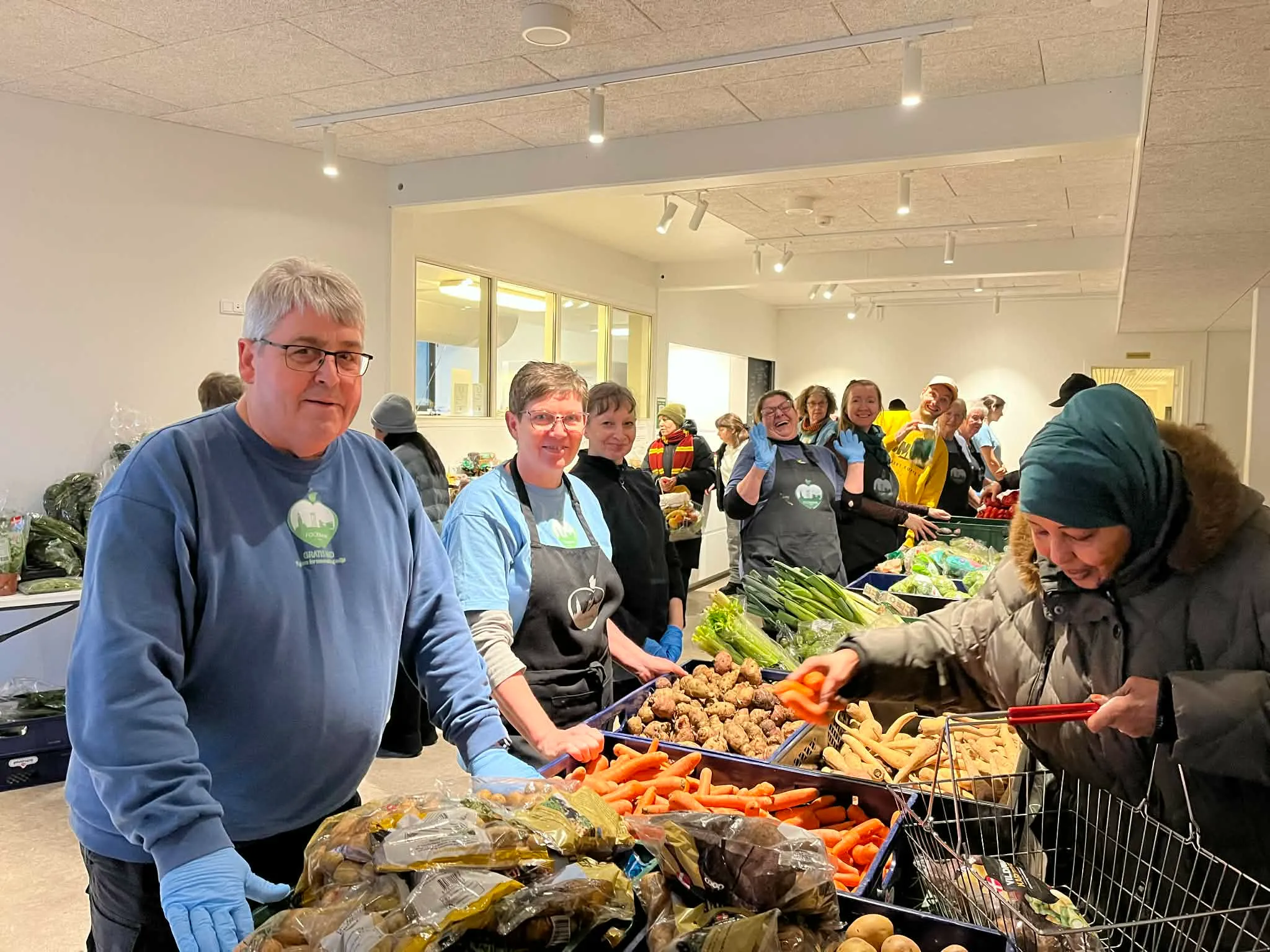Frivillige pakker mad til familier